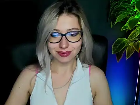 Snapshot of loveHeidi chatting on 09-22-25, 04:14 loveHeidi online show from 09-22-25, 04:14