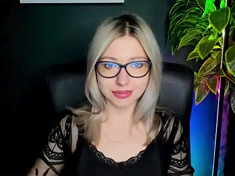 Snapshot of loveHeidi chatting on 09-24-25, 04:27 loveHeidi online show from 09-24-25, 04:27