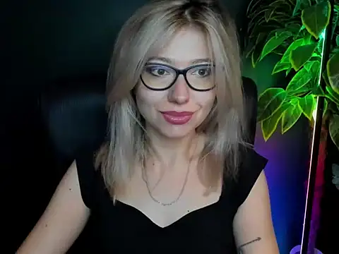Snapshot of loveHeidi chatting on 10-07-25, 04:20 loveHeidi online show from 10-07-25, 04:20