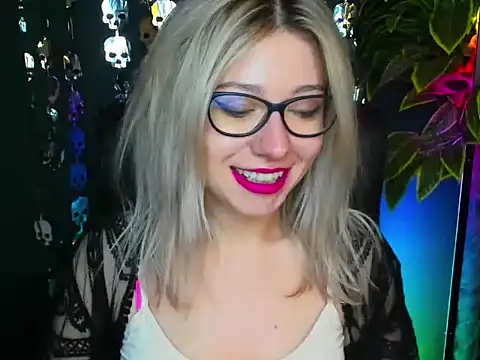 Snapshot of loveHeidi chatting on 10-15-25, 04:45 loveHeidi online show from 10-15-25, 04:45