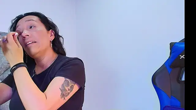 Shantey Laurent online show from 11-25-25, 01:44