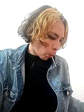 Snapshot of kittymutant99 chatting on 10-24-25, 06:15 kittymutant99 online show from 10-24-25, 06:15