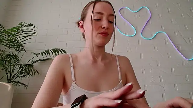 Snapshot of WhitePrincessLuna chatting on 05-08-26, 01:05 WhitePrincessLuna online show from 05-08-26, 01:05