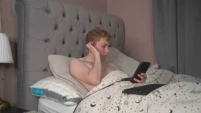 Snapshot of scottishtwink01 chatting on 05-10-26, 09:53 scottishtwink01 online show from 05-10-26, 09:53