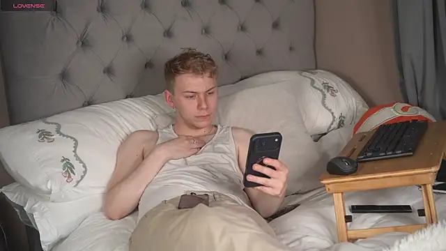 Snapshot of scottishtwink01 chatting on 06-05-26, 10:48 scottishtwink01 online show from 06-05-26, 10:48