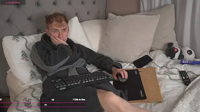 Snapshot of scottishtwink01 chatting on 06-12-26, 10:08 scottishtwink01 online show from 06-12-26, 10:08