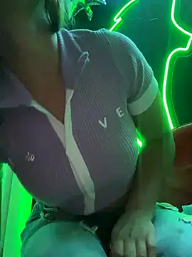 Snapshot of MelanyBabeee2 chatting on 12-19-25, 11:56 MelanyBabeee2 online show from 12-19-25, 11:56