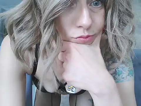 Snapshot of MadMadelin chatting on 09-22-25, 01:35 MadMadelin online show from 09-22-25, 01:35