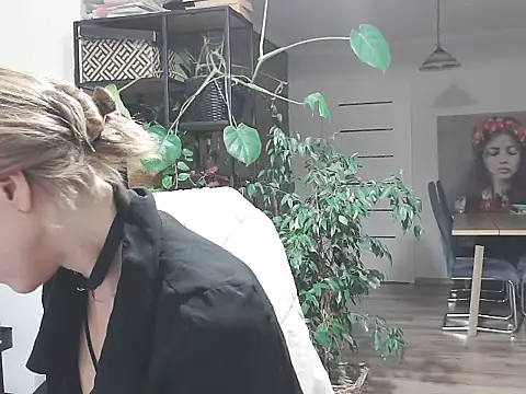 Snapshot of MadMadelin chatting on 10-17-25, 10:45 MadMadelin online show from 10-17-25, 10:45