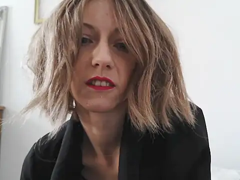 Snapshot of MadMadelin chatting on 10-28-25, 12:52 MadMadelin online show from 10-28-25, 12:52