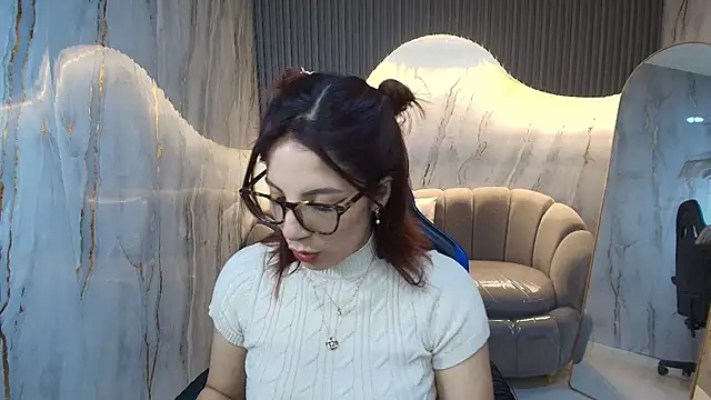 nadia r  online show from 06-19-26, 07:39