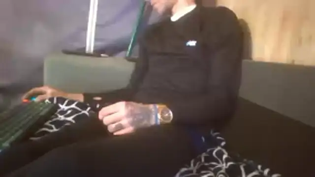 Snapshot of Sillycatfish chatting on 11-19-25, 05:40 Sillycatfish online show from 11-19-25, 05:40