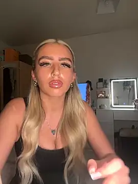 Snapshot of BlondeBetty chatting on 11-13-25, 05:01 BlondeBetty online show from 11-13-25, 05:01