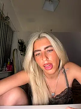 Snapshot of BlondeBetty chatting on 11-25-25, 09:59 BlondeBetty online show from 11-25-25, 09:59