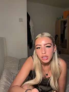 Snapshot of BlondeBetty chatting on 12-17-25, 09:48 BlondeBetty online show from 12-17-25, 09:48