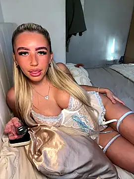 Snapshot of BlondeBetty chatting on 01-07-26, 11:45 BlondeBetty online show from 01-07-26, 11:45