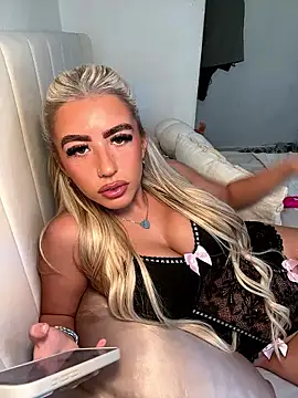 Snapshot of BlondeBetty chatting on 01-16-26, 11:36 BlondeBetty online show from 01-16-26, 11:36