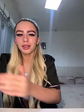 Snapshot of BlondeBetty chatting on 03-09-26, 12:20 BlondeBetty online show from 03-09-26, 12:20