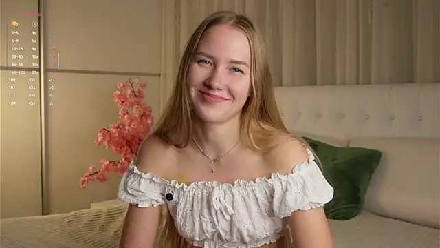 Snapshot of AlbaMesick chatting on 10-08-25, 12:14 AlbaMesick online show from 10-08-25, 12:14