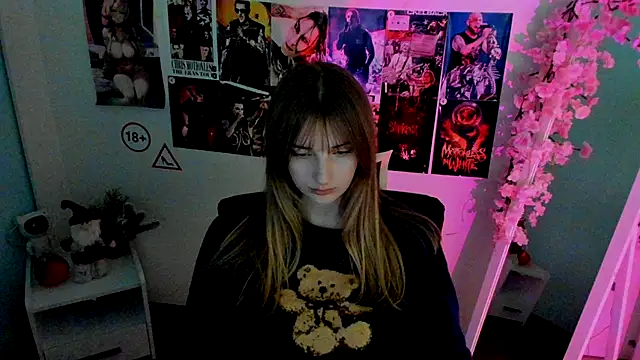 Snapshot of NeyliDream chatting on 12-18-25, 01:28 NeyliDream online show from 12-18-25, 01:28