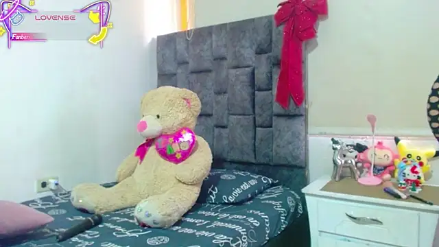 Snapshot of Charlotte_Landry__ chatting on 12-21-25, 03:30 Charlotte Landry online show from 12-21-25, 03:30