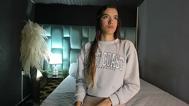 Snapshot of CarolinaaGomezz chatting on 10-17-25, 11:02 CarolinaaGomezz online show from 10-17-25, 11:02