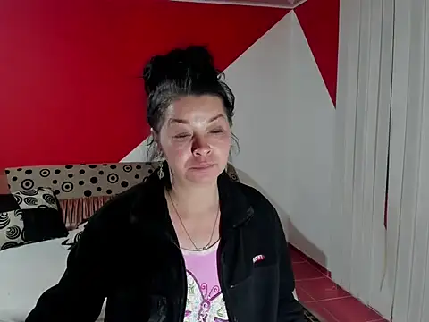 Snapshot of Soffy_Skye chatting on 11-14-25, 04:33 Soffy Skye online show from 11-14-25, 04:33