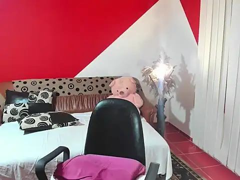 Snapshot of Soffy_Skye chatting on 11-28-25, 04:15 Soffy Skye online show from 11-28-25, 04:15