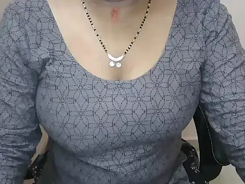 Snapshot of bold_naina chatting on 10-18-25, 03:42 bold naina online show from 10-18-25, 03:42