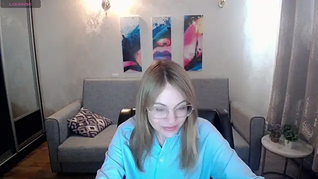 Snapshot of shy_hot_cat chatting on 10-20-25, 06:47 shy hot cat online show from 10-20-25, 06:47