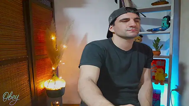 Snapshot of ObeyLust chatting on 09-26-25, 03:43 ObeyLust online show from 09-26-25, 03:43