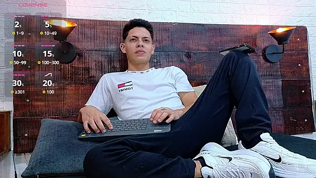 Snapshot of JhosuaVega chatting on 11-12-25, 09:47 JhosuaVega online show from 11-12-25, 09:47