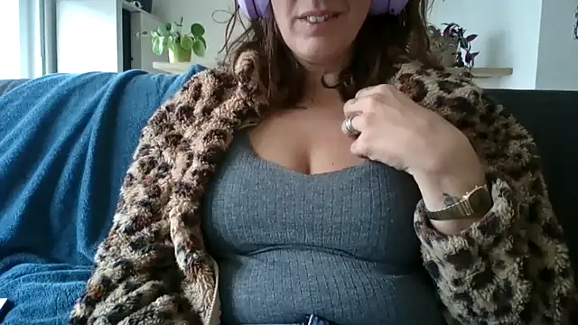 Snapshot of samantaatw chatting on 09-25-25, 08:18 samantaatw online show from 09-25-25, 08:18