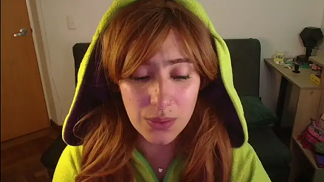 Snapshot of Miacatsito3 chatting on 10-24-25, 04:31 Miacatsito3 online show from 10-24-25, 04:31