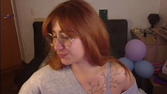 Snapshot of Miacatsito3 chatting on 10-28-25, 11:18 Miacatsito3 online show from 10-28-25, 11:18