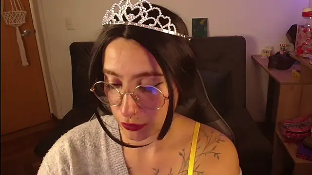 Snapshot of Miacatsito3 chatting on 10-30-25, 01:18 Miacatsito3 online show from 10-30-25, 01:18