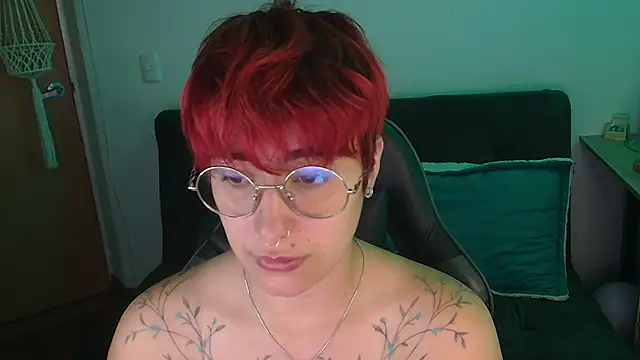 Snapshot of Miacatsito3 chatting on 12-20-25, 03:46 Miacatsito3 online show from 12-20-25, 03:46