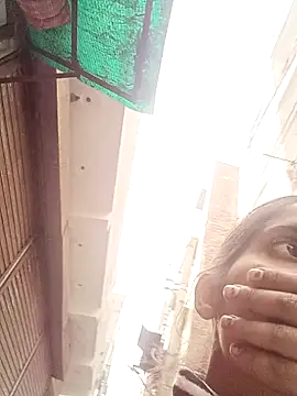 Snapshot of Saloni-Gupta chatting on 12-14-25, 09:58 Saloni-Gupta online show from 12-14-25, 09:58