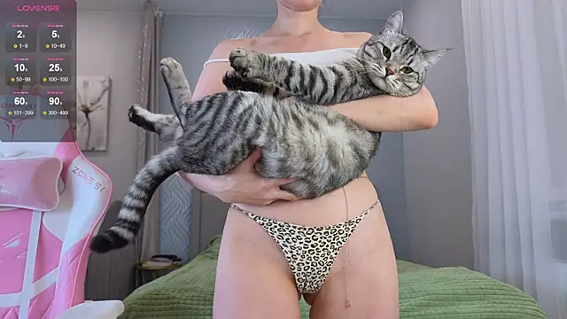 Snapshot of Madison_Davies_ chatting on 10-15-25, 04:01 Madison Davies online show from 10-15-25, 04:01