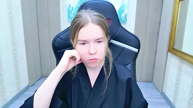 Snapshot of Alida_Brice chatting on 12-18-25, 05:35 Alida Brice online show from 12-18-25, 05:35