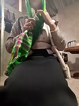 Snapshot of -Miu-98 chatting on 12-16-25, 12:04 -Miu-98 online show from 12-16-25, 12:04