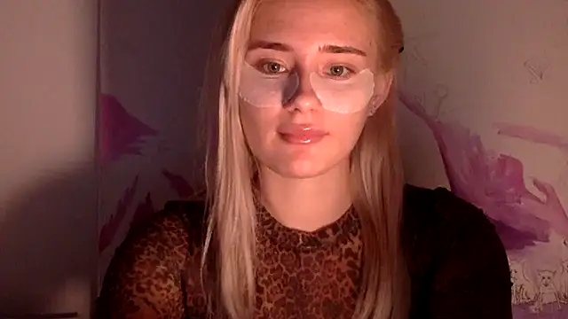 Snapshot of Rosvann chatting on 09-20-25, 04:08 Rosvann online show from 09-20-25, 04:08