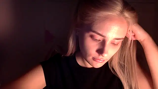 Snapshot of Rosvann chatting on 10-17-25, 04:09 Rosvann online show from 10-17-25, 04:09