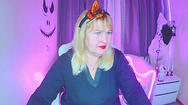 EmmaEllison online show from 10-31-25, 06:58