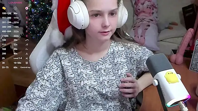 Snapshot of SharybbFace chatting on 12-15-25, 03:16 SharybbFace online show from 12-15-25, 03:16