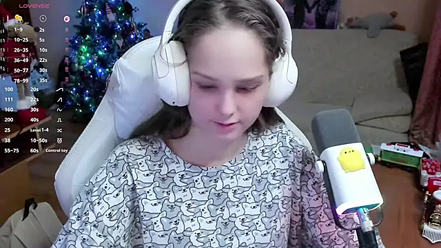 Snapshot of SharybbFace chatting on 12-22-25, 03:20 SharybbFace online show from 12-22-25, 03:20