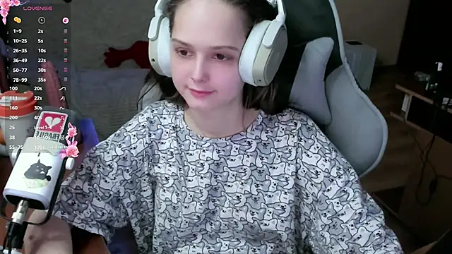 Snapshot of SharybbFace chatting on 02-25-26, 03:10 SharybbFace online show from 02-25-26, 03:10