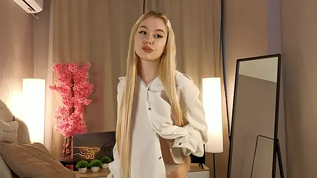 Snapshot of Flirty_lee chatting on 10-13-25, 02:06 Flirty lee online show from 10-13-25, 02:06