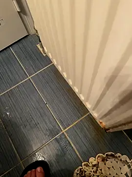 Snapshot of Iuny_21 chatting on 10-23-25, 02:44 Iuny 21 online show from 10-23-25, 02:44