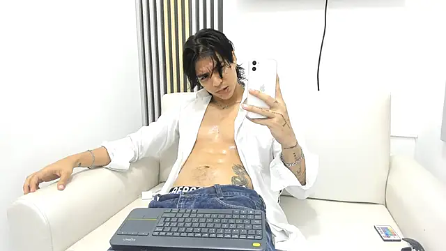 Snapshot of toji_luxxer chatting on 09-28-25, 02:39 toji luxxer online show from 09-28-25, 02:39